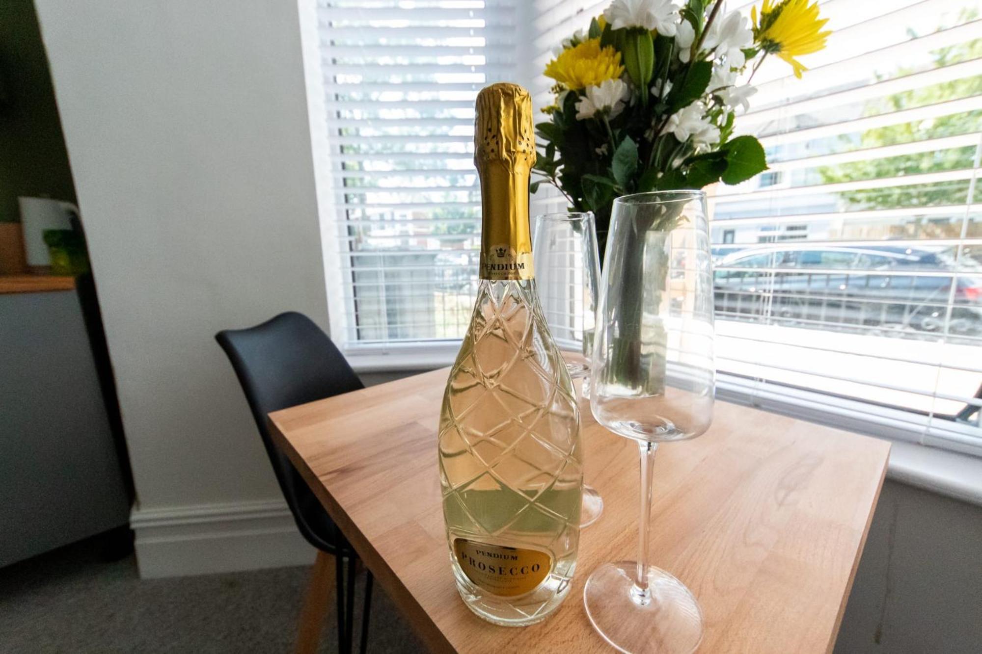 Bay City Studio Apartments By Staying-Away Cardiff Bagian luar foto